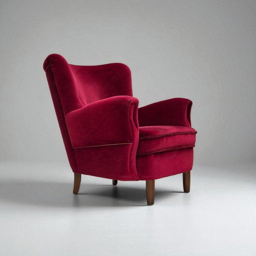 Poltrona danese, anni '60, rivestimento in velluto rosso ciliegia, gambe in legno di faggio.