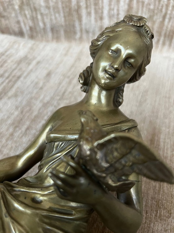 Bronzebildhauerei einer Frau mit einem Vogel, Marmor, Weiß (Foto 2 von 9)