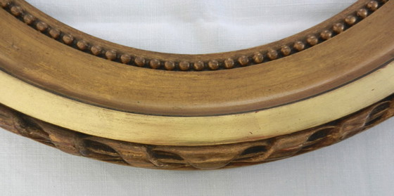 Image 1 of Cornice ovale antica in legno dorato, nodo stile Luigi XVI