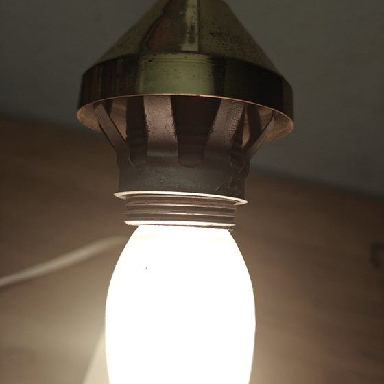 Image 1 of Vintage postmodern bureaulamp met messing en witte geometrische voet.