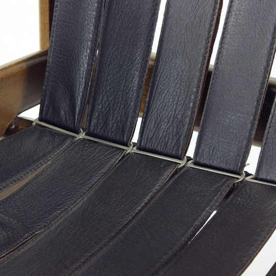 Image 1 of Bruine leren en walnoten lounge stoelen van TON, Tsjecho-Slowakije, set van 2