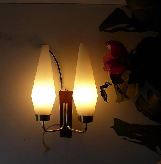 Image 1 of Applique murale scandinave - Applique vintage à 2 bras années 50-70 - Verre opale et teck