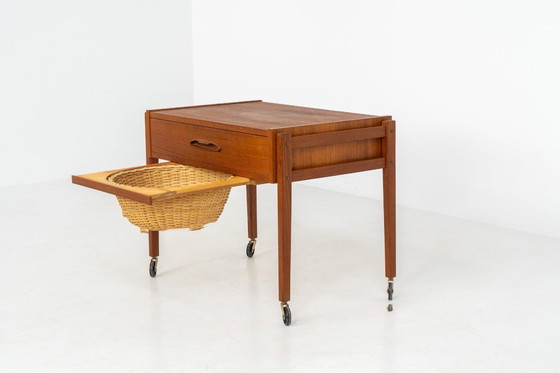Image 1 of Nähwagen / Beistelltisch aus Teakholz auf Rollen (Dänemark, 1960er Jahre).