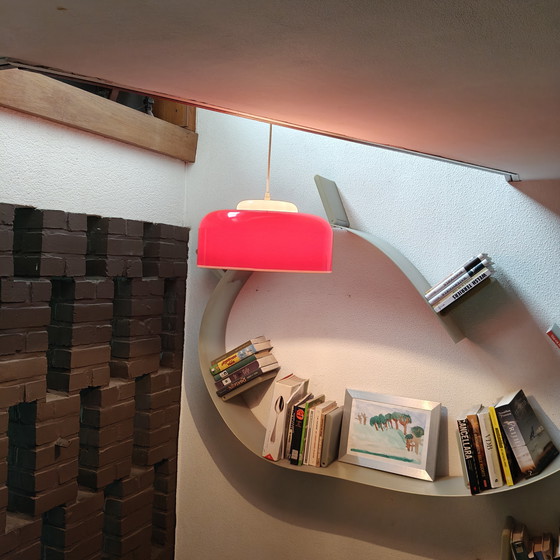 Image 1 of Lampada a sospensione vintage italiana in vetro opalino rosso – design futuristico, anni '70