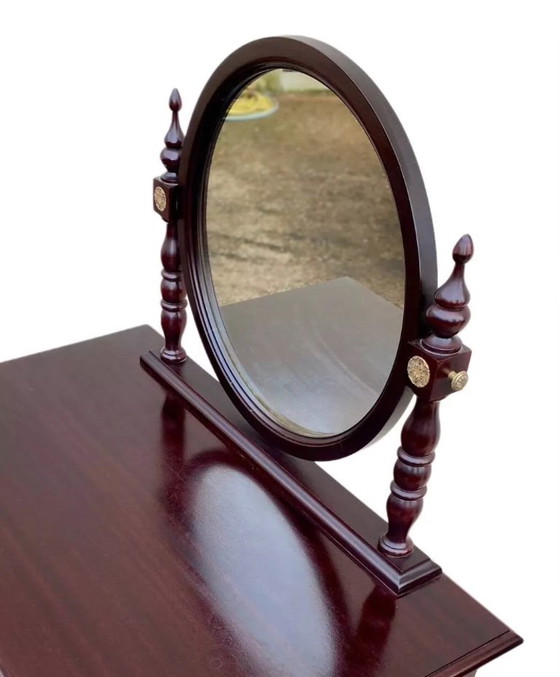 Image 1 of Tocador de madera maciza de estilo tradicional con dos cajones.