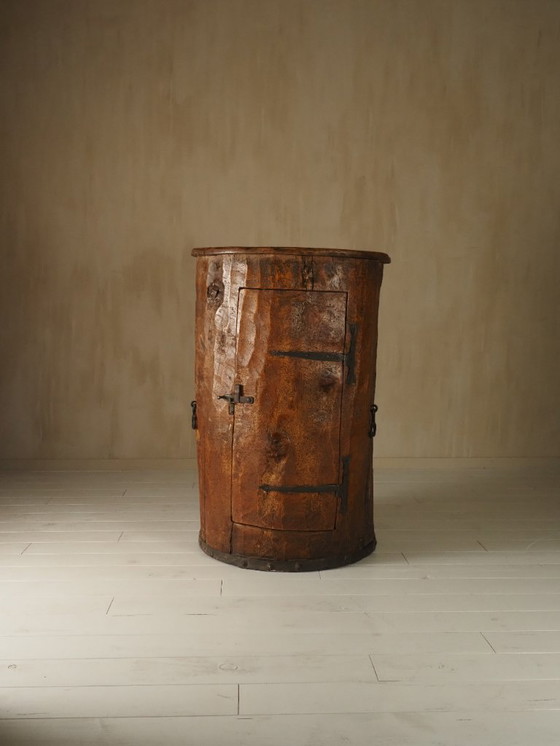 Image 1 of Cabinet d'art populaire primitif fabriqué à partir d'un vieux tronc d'arbre.