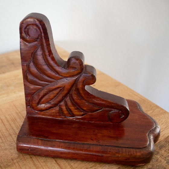 Image 1 of Vintage handgemaakte houten decoratieve boekensteunen