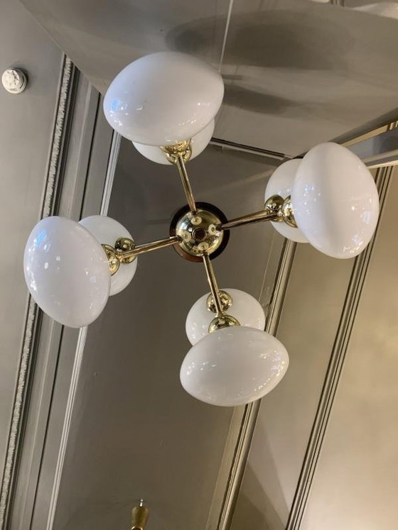 Lustre Sputnik en laiton doré avec 8 globes en verre opalin, années 1970 – Brass, Glass, Italian Design (photo 6 of 11)