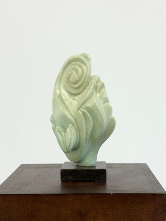 Image 1 of Groene natuursteen sculpture op marmeren Sokkel