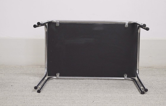 Image 1 of Tavolino laterale Bauhaus cromato con piano in acciaio tubolare e MDF nero, panca/mensola in stile Laccio di Marcel Breuer