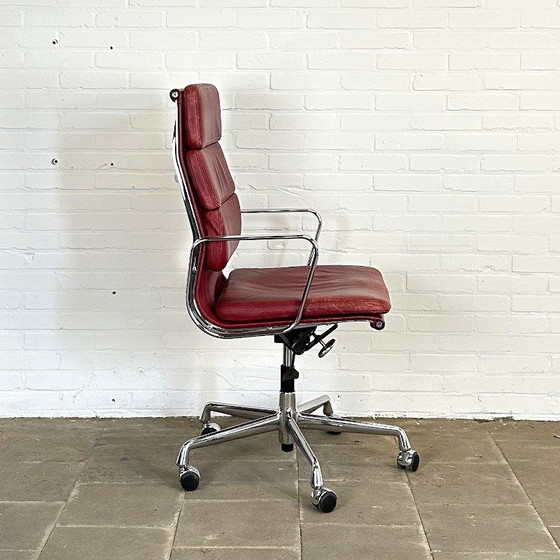 Image 1 of Vitra EA 219 Bürostuhl in rotem Leder, ikonisches Vintage Eames Design