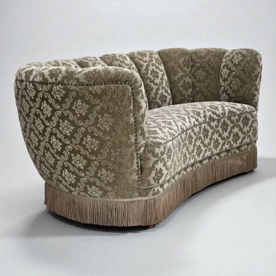 Image 1 of Sofá curvo danés de 2 plazas de los años 60, tapizado en terciopelo verde claro.