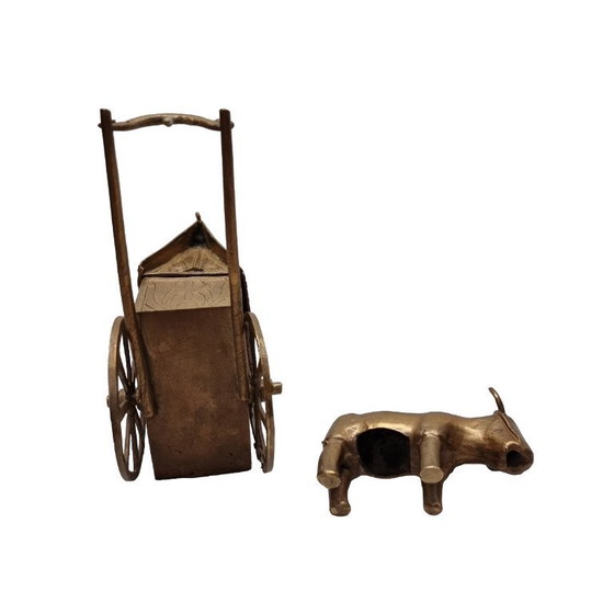 Image 1 of Toro de bronce antiguo con carro