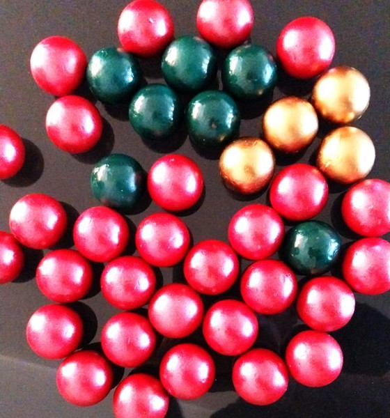 Image 1 of Set di palline decorative natalizie in rosso, verde e oro. Perfette come centrotavola, riempimento di vasi, decorazione di ghirl