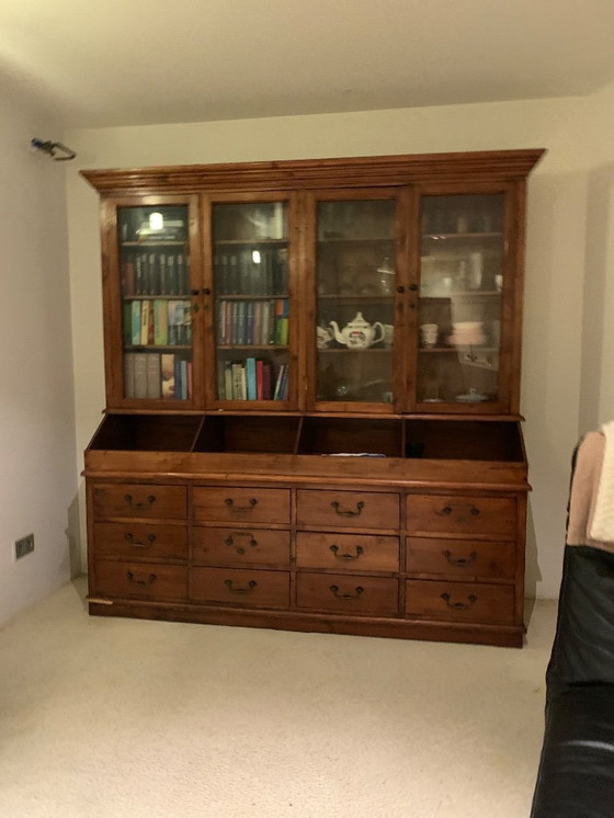 Image 1 of Armoire à provisions, en chêne, en bon état.