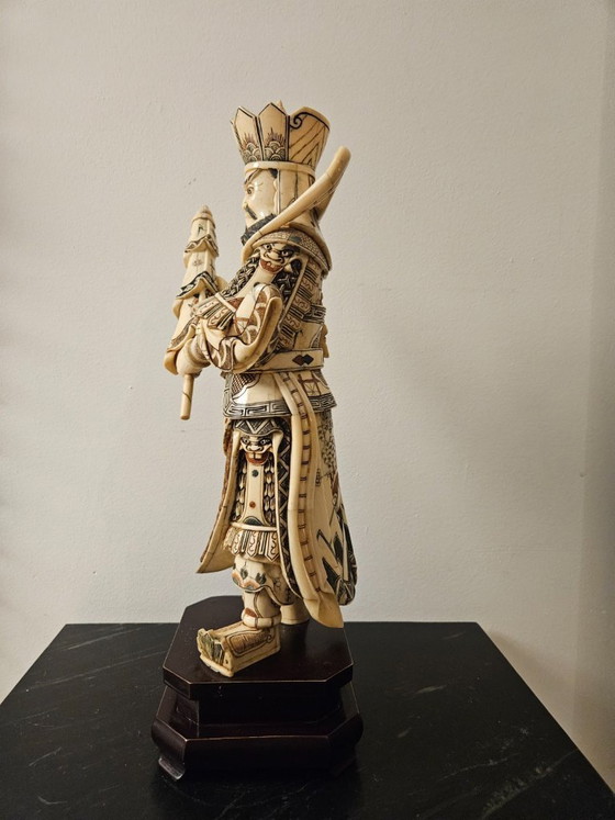 Image 1 of Beeld van Chinese Mo Li Hong Heavenly King, polychroom en scrimshaw gedecoreerd, met houten kern, eerste helft 20e eeuw