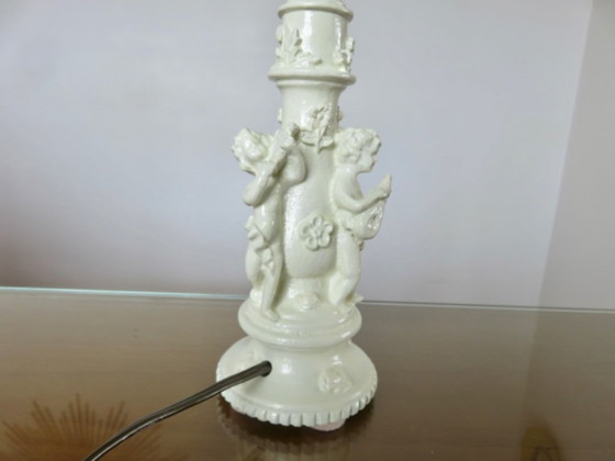 Image 1 of Par de lámparas de mesilla con forma de querubines, en resina blanca, 1970.