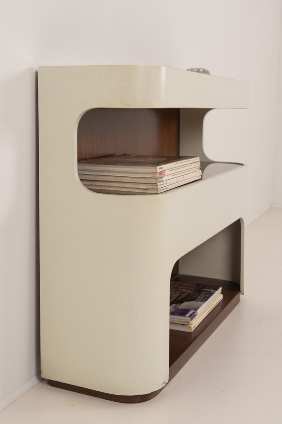 Image 1 of Consolle italiana in stile Space Age con ripiani a giorno curvi.
