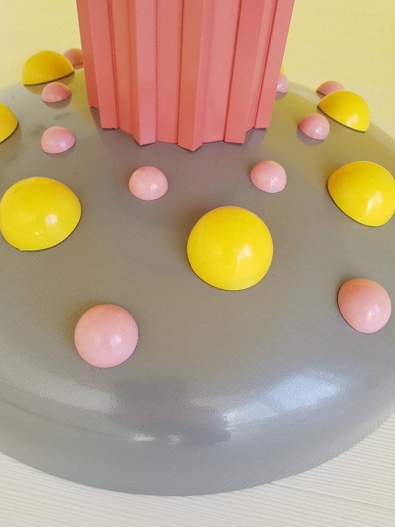 Image 1 of Round dining table (without chairs) made of Hi-macs and metal