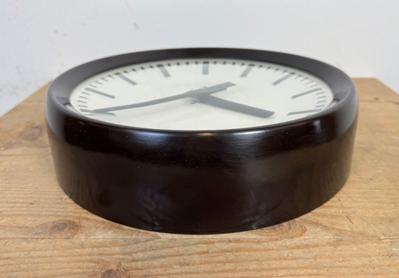 Image 1 of Industriële bakelieten fabriekswandklok van Pragotron, jaren 60