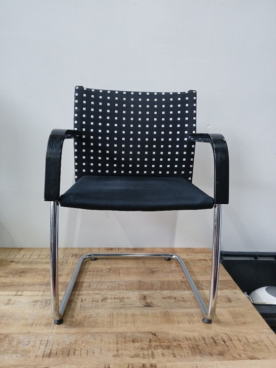 Image 1 of 6 sillas de conferencia Vitra AC3, color negro y cuadros blancos