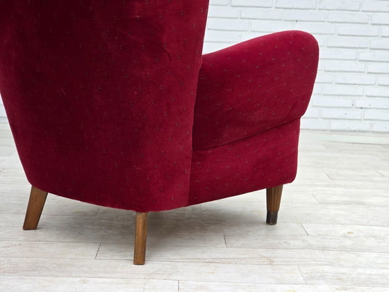 Image 1 of Años 60, sillón danés, muebles de terciopelo rojo cereza, patas de madera de haya, retapizado.