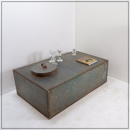 Ancienne citerne galvanisée et rivetée en cuivre - Table basse industrielle