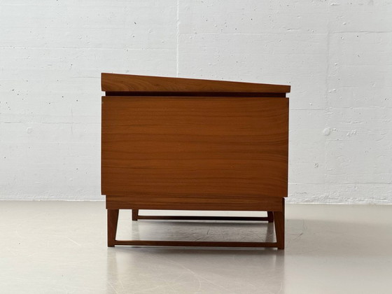 Image 1 of Elegante escritorio de mediados de siglo en nogal, década de 1960.