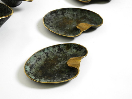 Image 1 of Bellissimi e molto rari, cinque posacenere da tavolo in ottone pesante della metà del secolo, realizzati da Carl Auböck, Austria