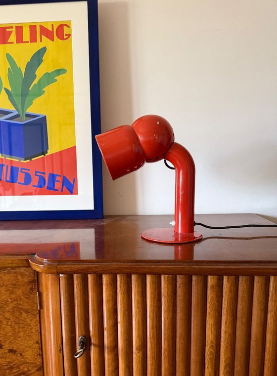 Image 1 of Elio Martinelli, modelo 2135. Lámpara de mesa/escritorio Robot roja, Martinelli Luce, Italia, 1960.