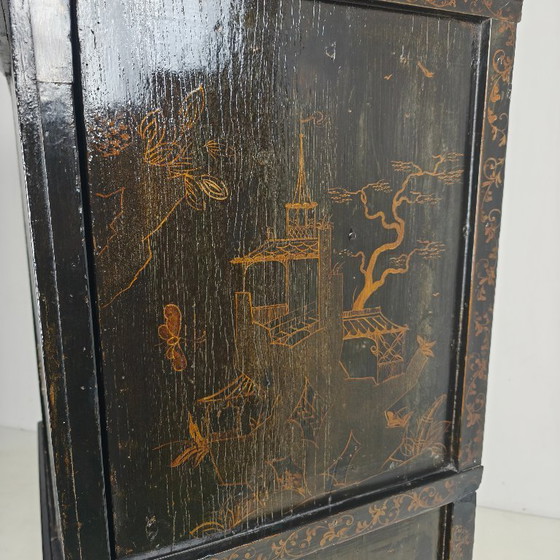 Image 1 of Ein seltener niederländischer Chinoiserie-Schrank aus dem frühen 18. Jahrhundert, lackiert, um 1700.