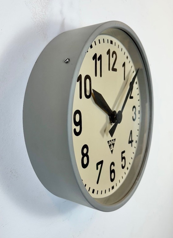 Image 1 of Industriële fabriekswandklok van Pragotron, jaren 60