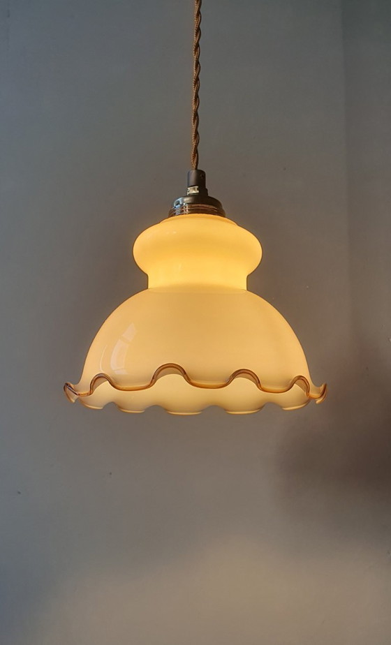 Image 1 of Vintage kleine glazen hanglamp met decoratie rand in bruintint. 