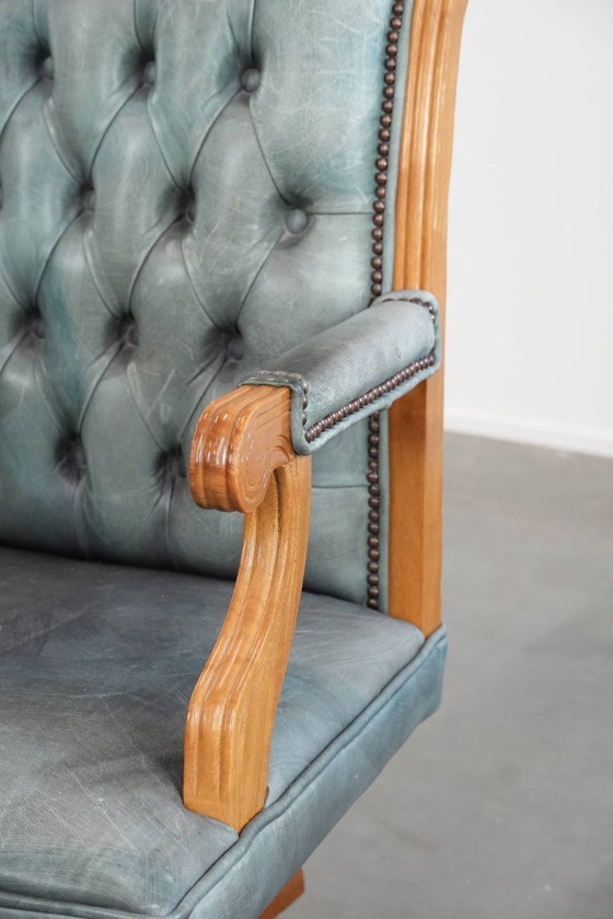 Image 1 of Sedia da ufficio Chesterfield in stile inglese classico con ruote in pelle di mucca azzurra e legno