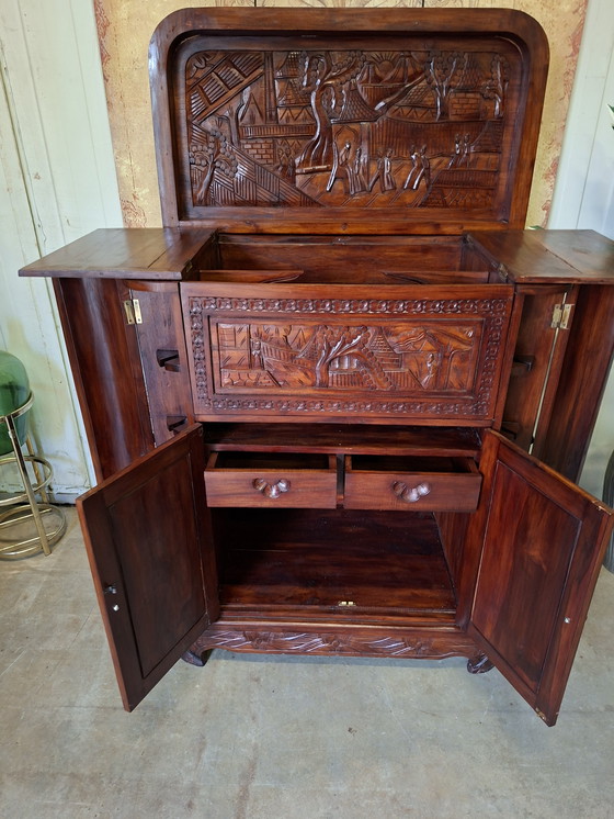 Image 1 of Ancienne armoire de bar, wiskey bar, armoire à vin avec de fines sculptures à la main dim. 90x46cm et 107cm de haut.
