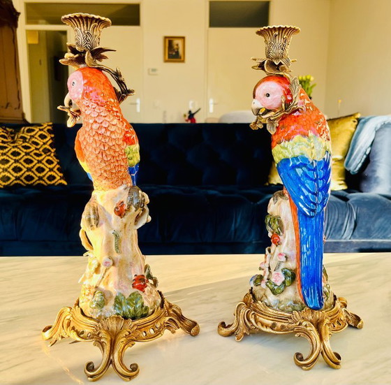 Image 1 of paar bronzen, porseleinen papegaaien kaarsenstandaards, nieuwe figuur kandelaars