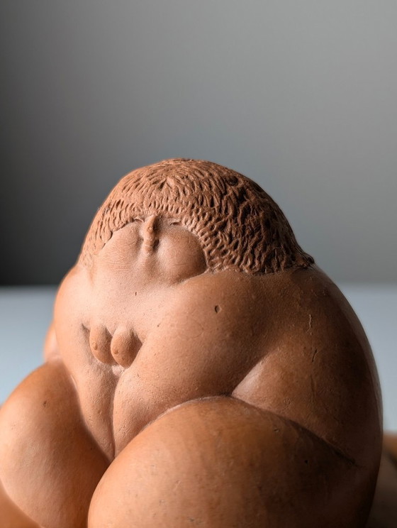 Image 1 of Ricardo Mesa, escultura de terracota "Gordita Feliz" en la mano, años 80