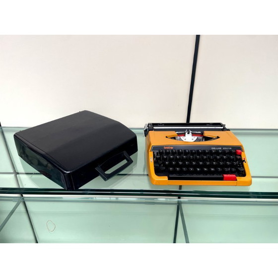 Image 1 of Macchina da scrivere Brother Deluxe 250TR gialla degli anni '70 con custodia, prodotta in Giappone.