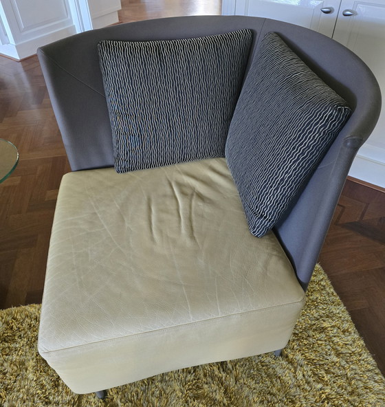 Image 1 of 2 sillas Montis. La silla izquierda tiene un retablo de cristal giratorio