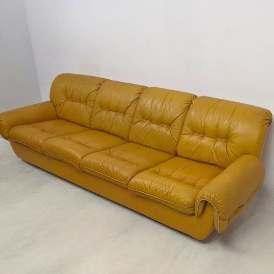 zona salotto di design italiano anni '70, era spaziale, brutalista, giallo ocra. – Sofà, Leather (photo 3 of 13)