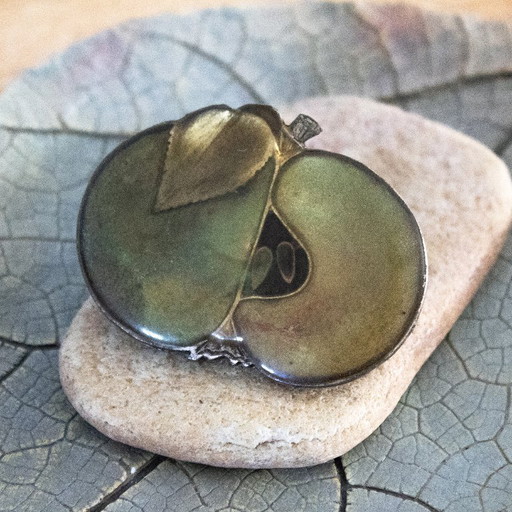 Spilla vintage a forma di mela smaltata di verde, con torsolo e semi.