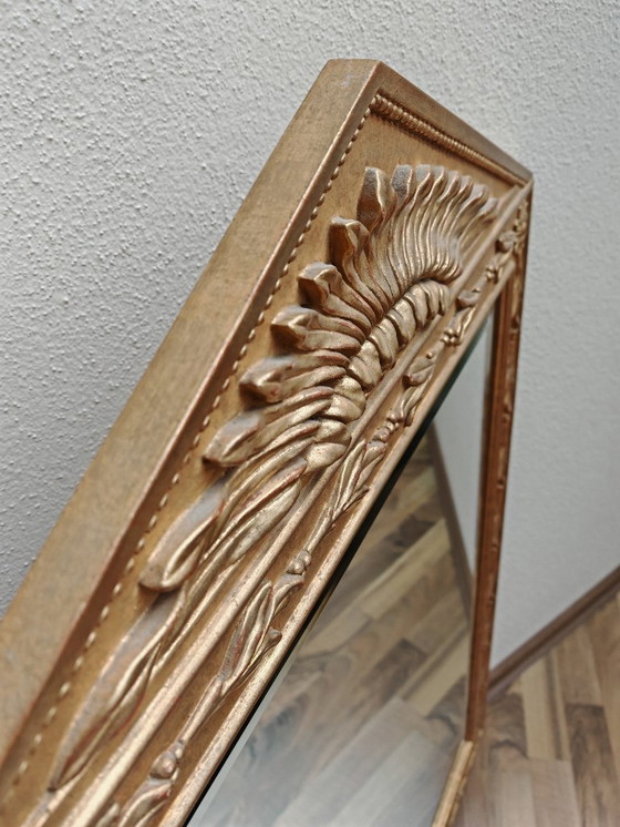 Image 1 of Miroir rectangulaire en haut avec triangle avec cadre en bois, doré de succession