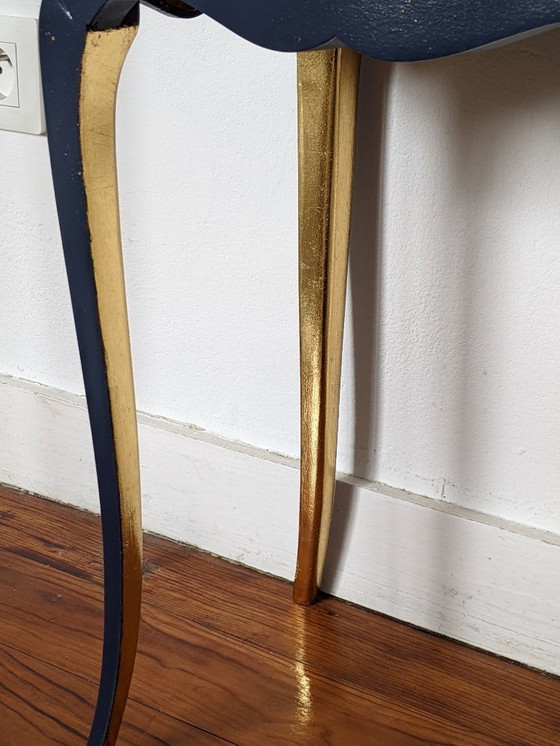 Image 1 of Mesita de noche restaurada estilo Luis XV, azul marino y pan de oro