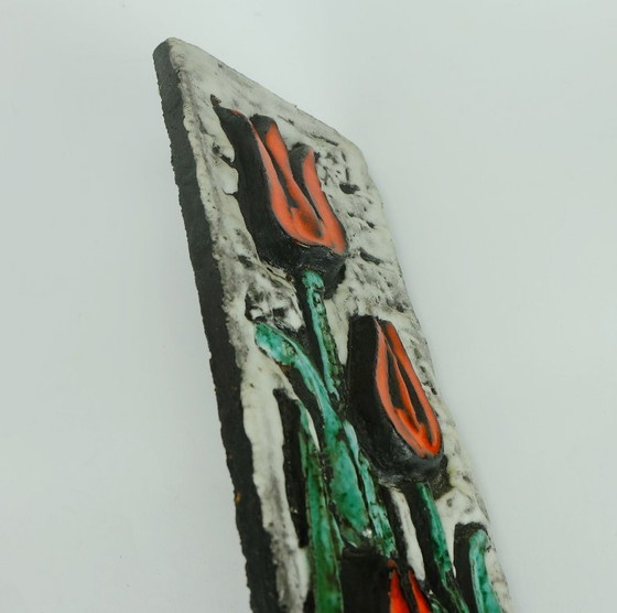 Image 1 of Keramische wandtegel uit de jaren 70 met tulpmotief en een ruwe glazuurlaag.