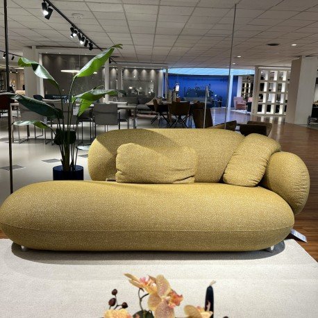 Image 1 of Pulla seating area