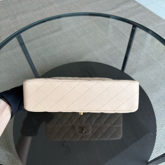 Image 1 of Chanel Classic Flap Medium - 25 cm gewatteerd lamsleer, beige, met gouden details.