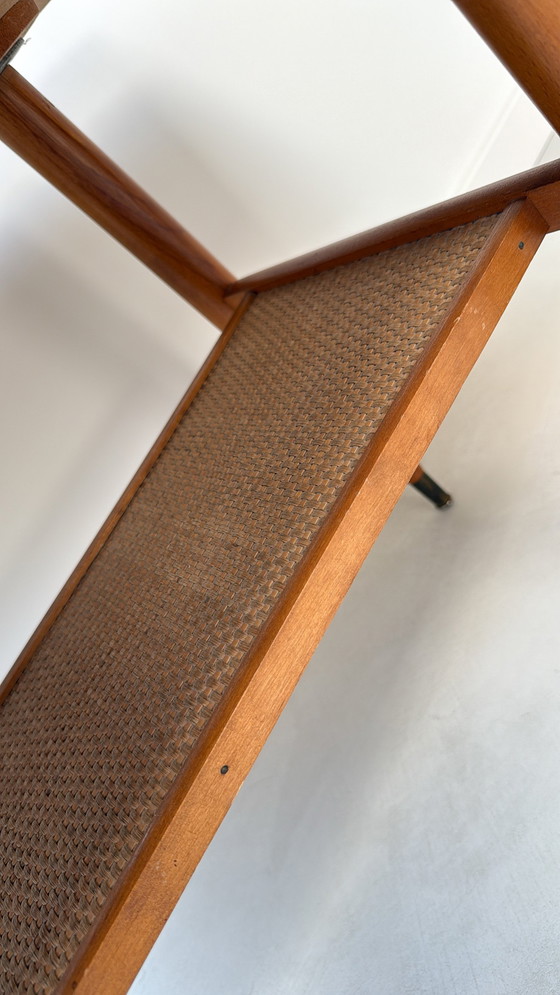 Image 1 of Table basse vintage en bois de forme « ovale » avec étagère inférieure