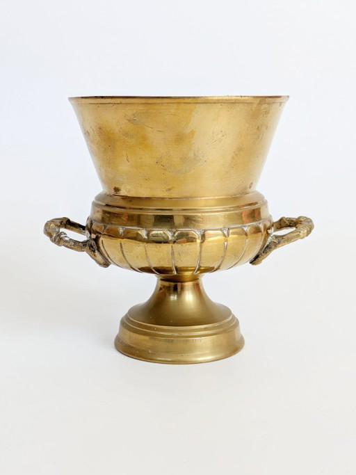 Macetero antiguo de latón con pedestal, maceta ornamentada con base, decoración clásica de los años 60.