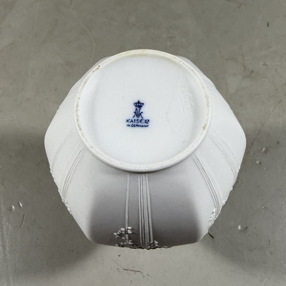 Vase en porcelaine AK Kaiser White Biscuit, années 1960 – Vintage (photo 10 of 12)