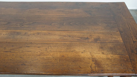 Image 1 of Ancienne table de salle à manger paysanne en châtaignier pour 4 à 6 personnes avec deux tiroirs du début du 19ème siècle